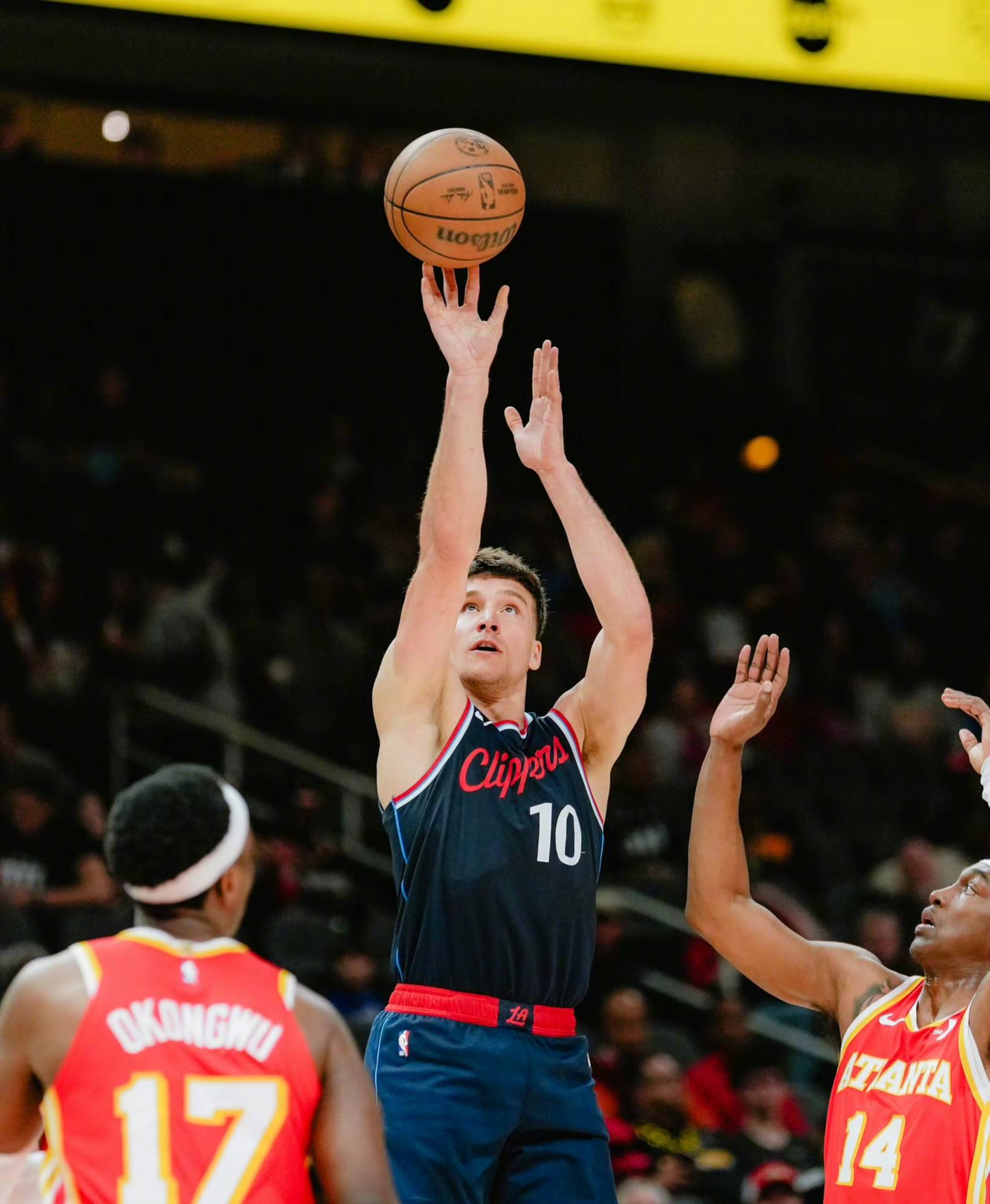 南宫体育-关于哈登官方宣布重要助攻新规，老鹰引发争议！赛场气氛高涨的信息